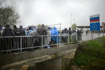 Leur flux «stoppé» en Hongrie, un millier de migrants en attente à la frontière croato-slovène.