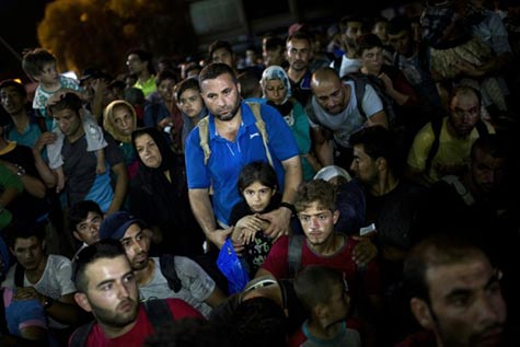 Migrants: Merkel rejette les critiques, appel à en accueillir davantage en GB.