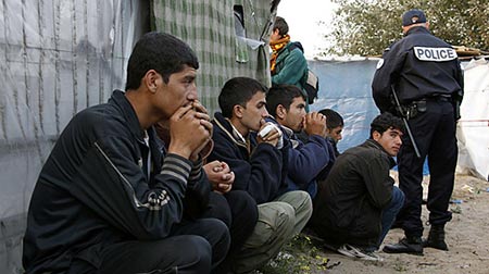 Crise des migrants: «Visage amical» de l’Allemagne, mesures «extrêmement fermes» en France.