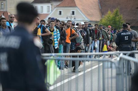 Migrants: plus de 12.600 arrivées en Slovénie, appel à l'aide de l'UE.
