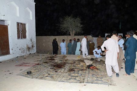 Pakistan: un attentat suicide dans une mosquée fait au moins 11 martyrs.