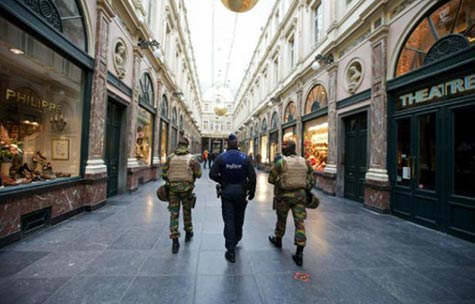Menace d’attentats: Bruxelles sera à l’arrêt lundi, avec métro et écoles fermés.