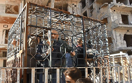 HRW dénonce l'utilisation par des extrémistes de civils en cage comme «boucliers humains»