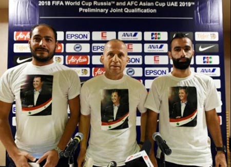 La sélection de football syrienne exprime son soutien à Assad avec des t-shirts.