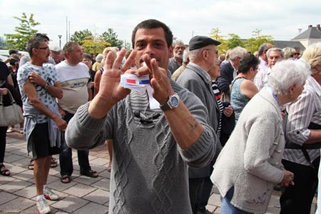 Déchirer sa carte d’électeur, nouvelle tendance en France?
