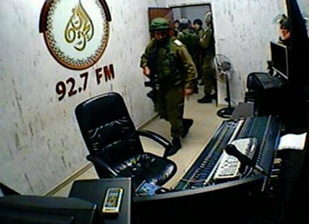 L’armée israélienne ferme une radio palestinienne à al-Khalil
