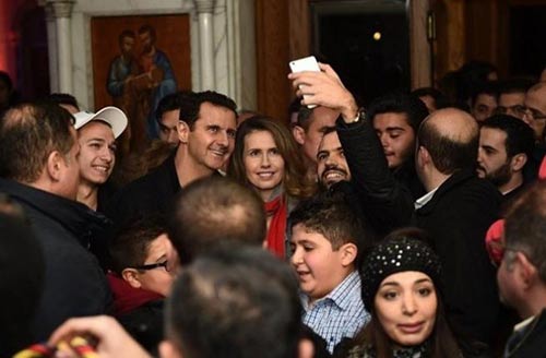 Assad assiste à des célébrations musulmanes dans une mosquée de Damas.