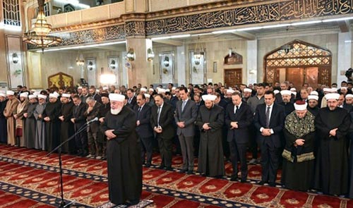 Assad assiste à des célébrations musulmanes dans une mosquée de Damas.