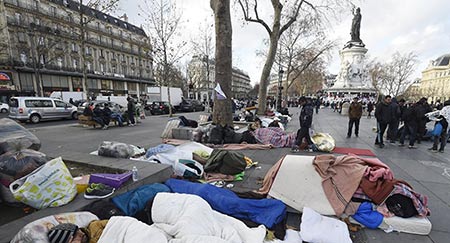 Des migrants campent sur la place de la République à Paris
