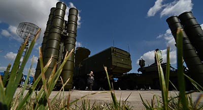 La Russie entame la livraison des systèmes S-300 à l'Iran.