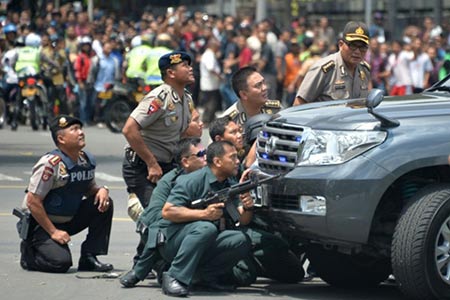 Indonésie: explosions à Jakarta, au moins quatre morts.