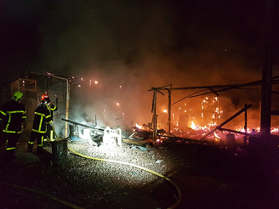A l’issue du deuxième jour d’évacuation, un énorme incendie ravage la «Jungle»

