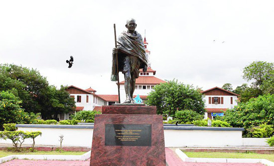 Gandhi raciste ? Le Ghana va «relocaliser» une statue du leader indien.