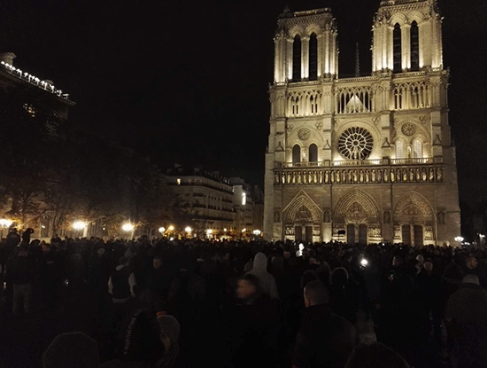 Paris : des centaines de policiers en colère manifestent pour le cinquième soir consécutif

