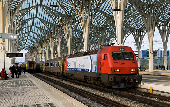 Message aux Portugais: Mangez ! pour éviter de retarder les trains.
