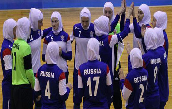 L’équipe féminine russe de futsal adopte le voile pour un match en Iran