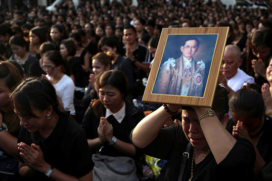 La Thaïlande rend hommage à son roi et se prépare à une période de régence.