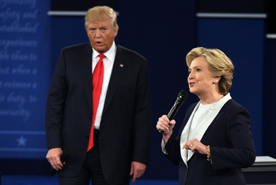 Clinton en tête des sondages, Trump lâché par une partie des républicains.
