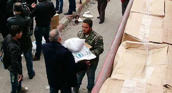 L’armée russe livre 900kg d’aide humanitaire à un hôpital et une mosquée en Syrie.