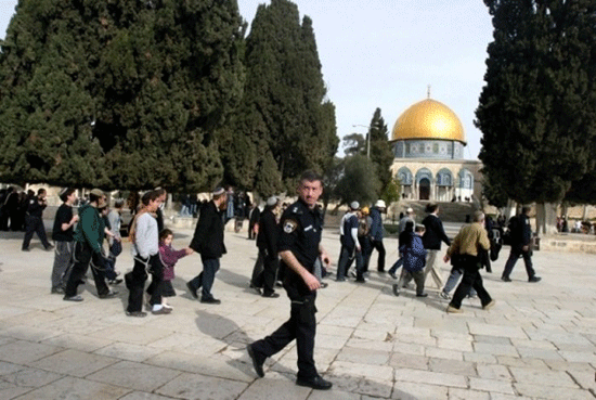 Une centaine de colons israéliens fait irruption dans la mosquée al-Aqsa