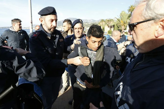 Migrants: Amnesty dénonce des cas de «torture» par des policiers italiens.