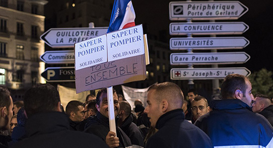 Les pompiers soutiennent les policiers à travers la France
