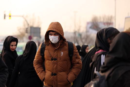 Pollution à Téhéran: les écoles primaires fermées, le maire prend le métro

