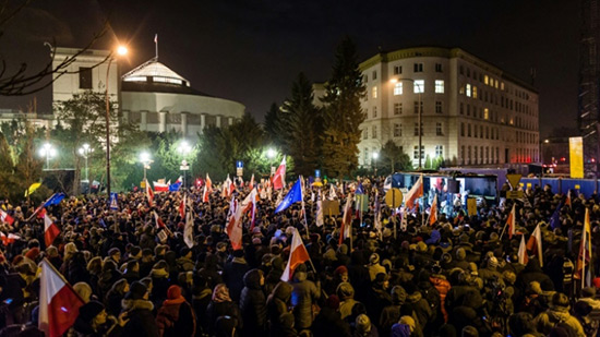 Pologne: les dirigeants bloqués au Parlement par des manifestants.