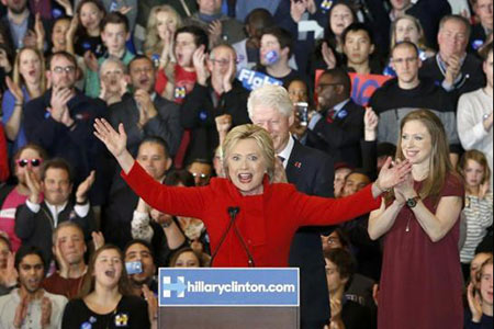 Primaires de l'Iowa: Trump battu, Clinton revendique sa victoire