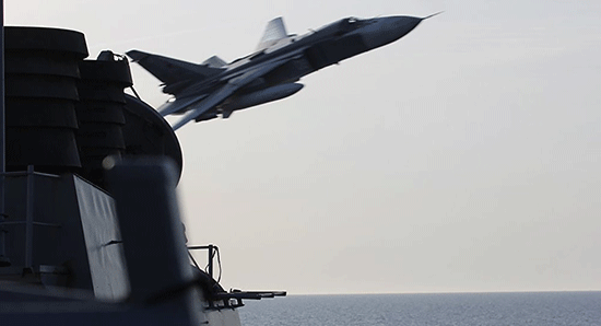 Deux bombardiers russes survolent un navire américain