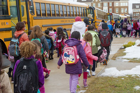 La CIA oublie des explosifs dans un bus scolaire.
