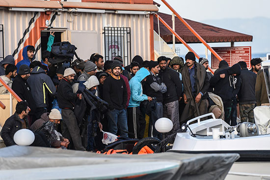 Renvoyés des îles grecques, les premiers migrants arrivent en Turquie.