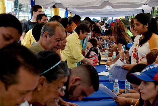 Venezuela: 10.000 morts parmi les signatures anti-Maduro, selon le gouvernement

