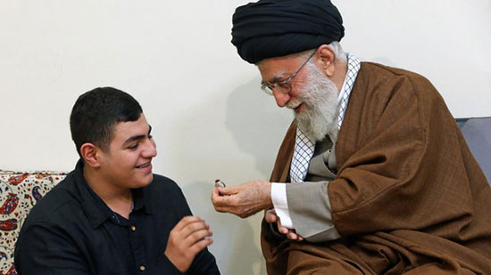 Sayed Khamenei reçoit la famille du leader martyr Mustafa Badreddine
