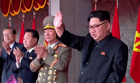 Consacré à la tête du régime, Kim préside un défilé géant à Pyongyang.