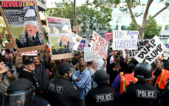 USA: Des manifestants anti-Trump agressent ses partisans lors d'un meeting en Californie