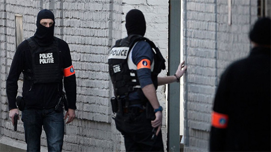 Belgique: plusieurs dizaines de perquisitions, le PM placé sous protection par crainte d'attentat.