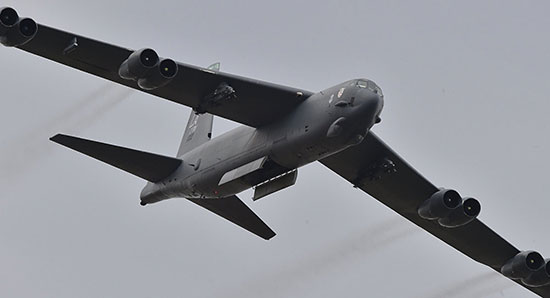 Les Etats-Unis dépêchent des bombardiers B-52 en Europe.