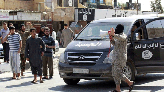 Les terroristes de «Daech» ont pilonné l’armée syrienne dans la province de Raqqa avec des bombes au gaz, a fait savoir la chaîne Al Mayadeen. Ce n'est pas la première fois que les terroristes recourent à des substances toxiques. Selon des informations émanant sur Twitter, les militaires de l’armée régulière syrienne auraient été la cible d’une attaque à l’ouest de la province de Raqqa. Selon un correspondant de la chaîne, les terroristes ont utilisé du gaz innervant VX de la famille des phosphorothioates. «Daech» a été accusé à plusieurs reprises de développer et utiliser des armes chimiques en Syrie et en Irak. En avril, les militaires syriens assuraient déjà avoir été victimes d’intoxication pendant l’attaque de leur base aérienne de Deir ez-Zor par les terroristes de «Daech» employant des roquettes dotées de gaz moutarde. En Irak, les terroristes auraient aussi attaqué le village de Tasa en mars avec «des substances toxiques», selon des témoins.   Le directeur de la CIA, John Brennan, a annoncé au début de l’année que le groupe terroriste «Daech» avait déjà utilisé à plusieurs reprises des armes chimiques sur le champ de bataille et pouvait fabriquer de petites quantités de chlore et de gaz moutarde. Un peu plus tard dans l’année, le ministre russe des Affaires étrangères Sergueï Lavrov avait prévenu que l'utilisation d’armes chimiques par les terroristes était désormais une réalité. «Nous n'avons aucun doute quant au fait que le terrorisme chimique soit passé aujourd'hui d'une menace abstraite à une dure réalité, qu'on peut et doit l’arrêter en intensifiant le travail au niveau international», avait-il indiqué. Washington se retrouve en difficulté avec les groupes qu'elle soutient Sur le terrain, la situation entre factions arabes et kurdes luttant contre «Daech» se détériore sévèrement. Soutenus par les Etats-Unis, différents groupes en viennent à s’affronter sur le terrain.  Le 12 juin, un groupe de l’«Armée syrienne libre» aurait tiré un missile guidé sur une position des Unités de protection du peuple (YPG). C’est ce que clame le groupe kurde. Le problème principal reste l’objectif politique des Kurdes qui est d’obtenir l’autonomie dans la région du nord-est syrien. Les Arabes voient celui-ci comme un projet séparatiste. Ils ne leur font pas confiance pour stabiliser les zones qu’ils prennent sous contrôle. Aux Etats-Unis, on est parfaitement conscient de la situation. La puissance de feu des Kurdes est la pièce maîtresse des Forces démocratiques syriennes (FDS), une coalition formée en octobre dernier et qui regroupe des factions luttant contre «Daech». «Il y a un énorme manque de confiance vis à vis des intentions et du contrôle des territoires. Nous sommes très sensibles à cela», a rapporté un officiel de l’armée américaine cité par Reuters. Ce n'est pas la première fois que Washington se retrouve en difficulté avec les groupes qu'elle soutient. Récemment, Jurgen Todenhofer, le premier journaliste à avoir eu accès à «Daech», a accusé les Etats-Unis de jouer sur plusieurs tableaux pour «diviser la Syrie». Sans compter qu'une partie non négligeable des rebelles entraînés et armés par la CIA a rejoint les terroristes. Source: sites web et rédaction	