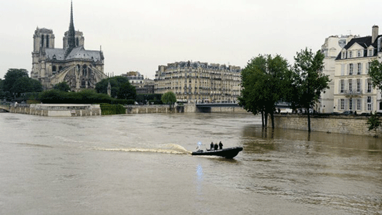 Inondations en France: la Seine en crue, les musées du Louvre et d’Orsay fermés

