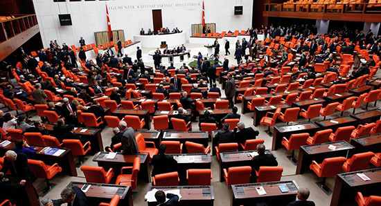 Turquie: Erdogan promulgue une loi qui lève l'immunité parlementaire.