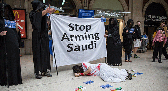 Londres: des manifestants venus crier leur colère face à la vente d'armes britanniques à l'Arabie 