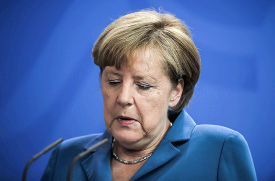 Réfugiés: Angela Merkel sous pression après les attentats