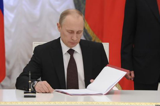 Russie: Poutine promulgue une série de lois antiterroristes 