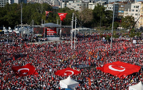 Turquie: «Ni coup d'Etat, ni diktat», des milliers de Turcs place Taksim pour la démocratie