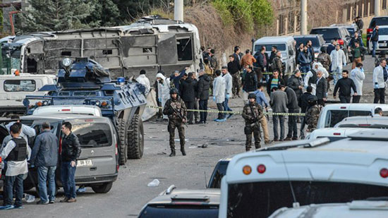 au moins 8 policiers tués et 45 blessés dans un attentat