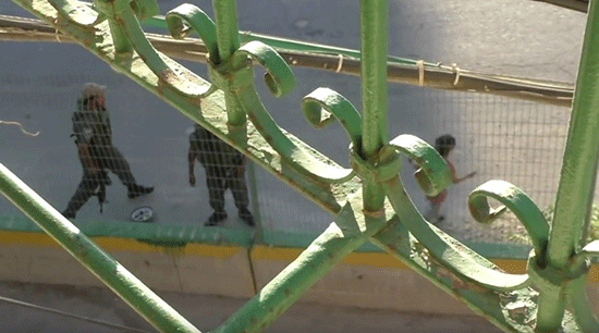 Rue réservée aux colons: des soldats israéliens jettent le vélo d’une petite Palestinienne 

