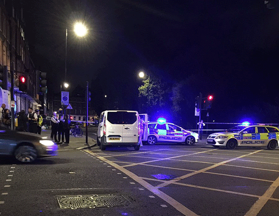 Attaque au couteau à Londres: un mort et cinq blessés, la piste terroriste pas écartée