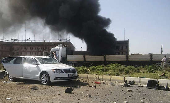 Deux attentats à la voiture piégée dans l'est de la Turquie: 6 morts, 160 blessés.