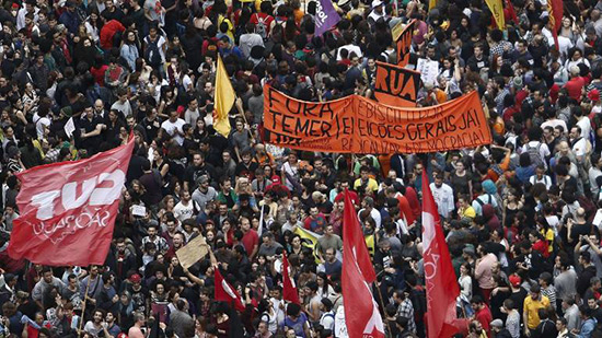 Des dizaines de milliers de Brésiliens manifestent contre le «putchiste» Temer.